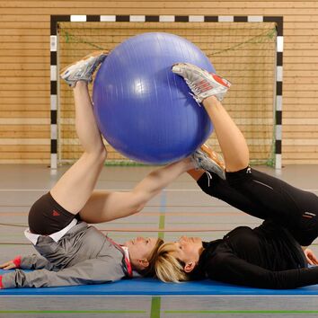2 Frauen und ein Pezziball bei einer Stabilisationsübung