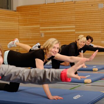 4 Personen bei einer Rückenschule in Bankstellung