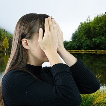 Handflächen auf Augen um diese zu entspannen