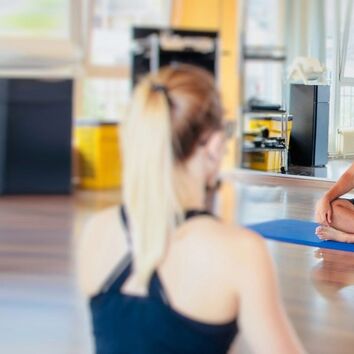 Mann während progressiver Muskelrelaxation nach Jacobsen