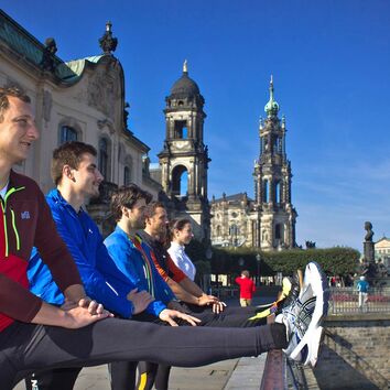 Laufgruppe beim Stretching auf der Brühlschen Terrasse in Dresden