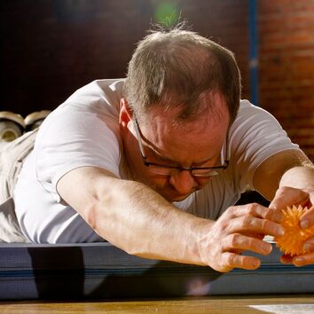 Teilnehmer bei einer Rückenkräftigung während einer Rückenschule